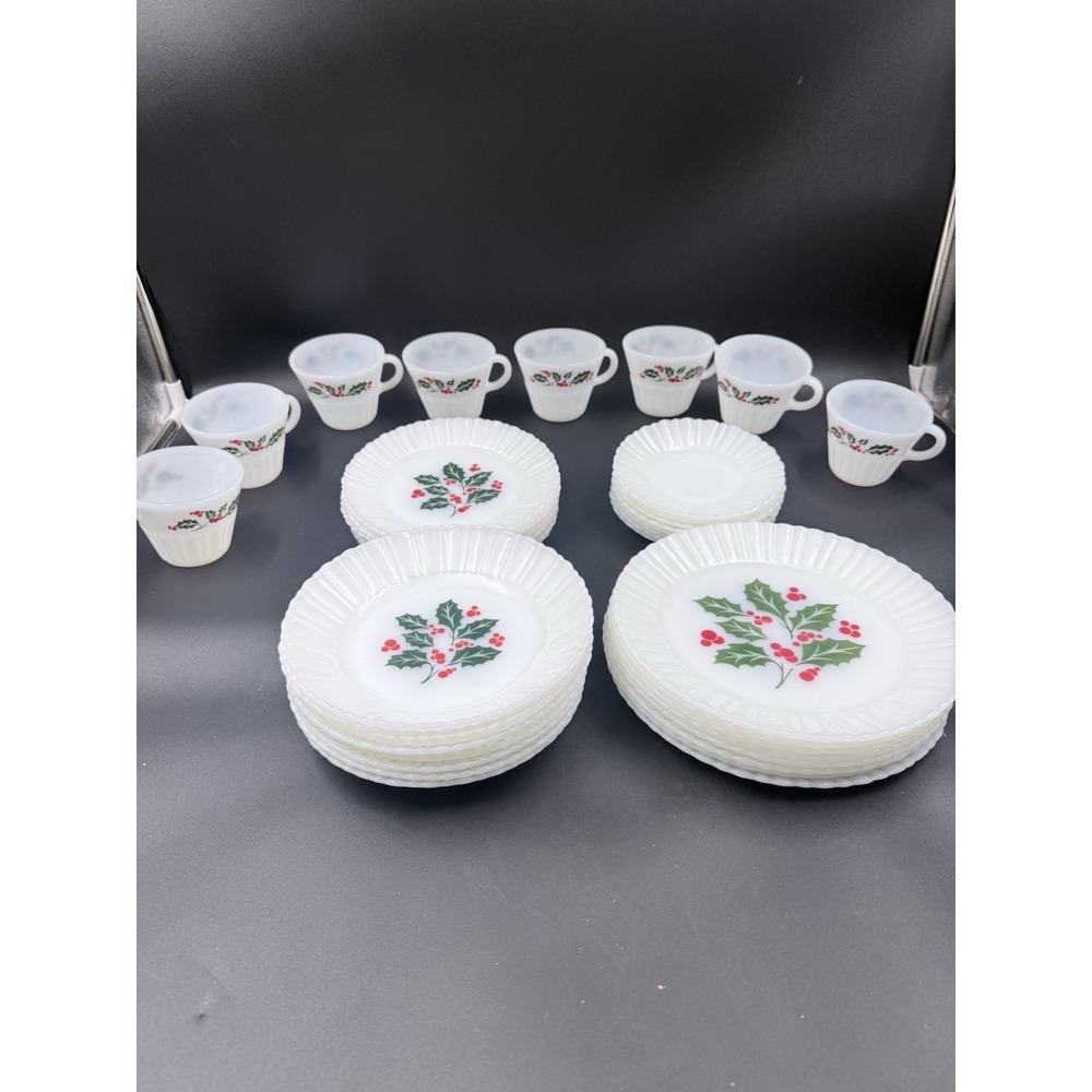 Termocrisa Milk Glass Holly Berry Christmas Dinnerware 40 Pieces--Mexico
